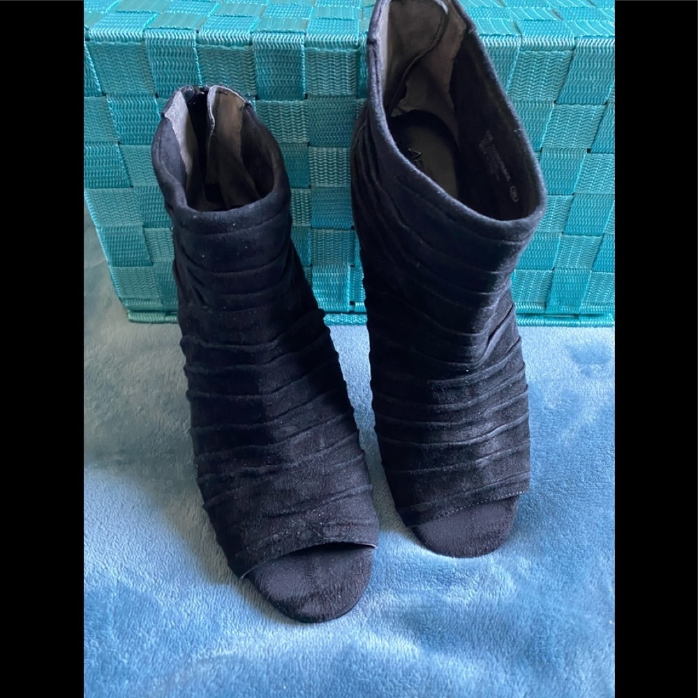 AEROSOLES women’s suede black ankle open toe booties/size 6